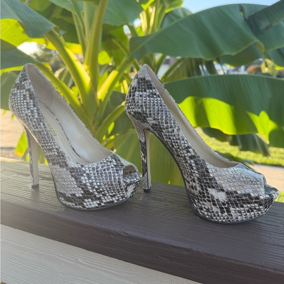 Enzo Angiolini Textured Leather Heels - Picture 3 of 6